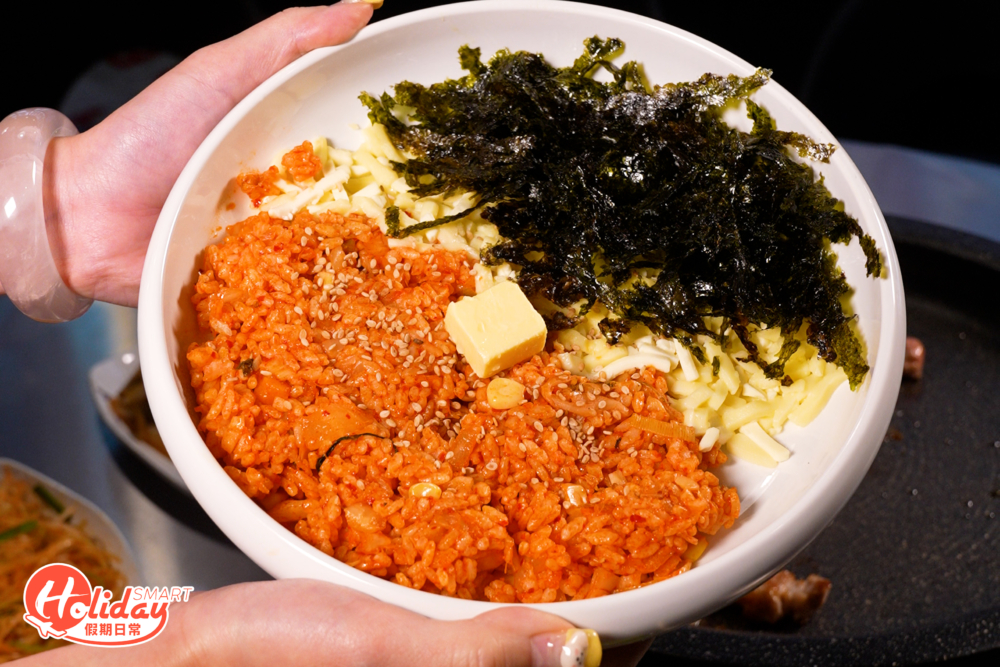 在吃完燒肉後,店員會直接在烤盤上炒飯。