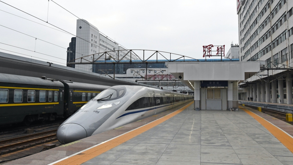 鄰近深圳羅湖口岸的「羅湖火車站(又稱:深圳站)」開通高鐵,從羅湖口岸入境後,可前往火車站乘搭高鐵前往潮汕、汕尾及梅州等其他地方。