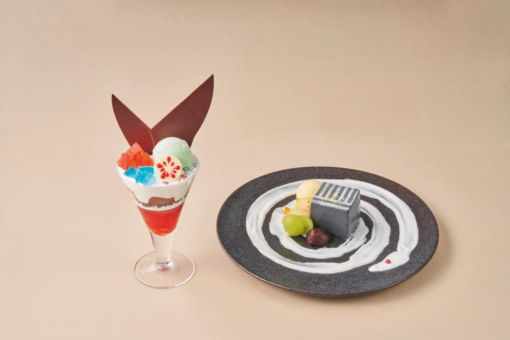 音柱「宇髓天元」夏日芭菲及「蛇柱」伊黑小芭內朱古力蛋糕。