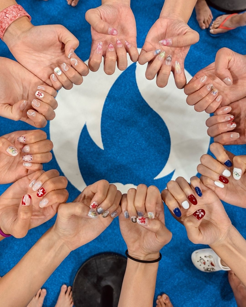 何詩蓓與其他泳隊其他選手們齊齊換上以奧運為主題的全新美甲！