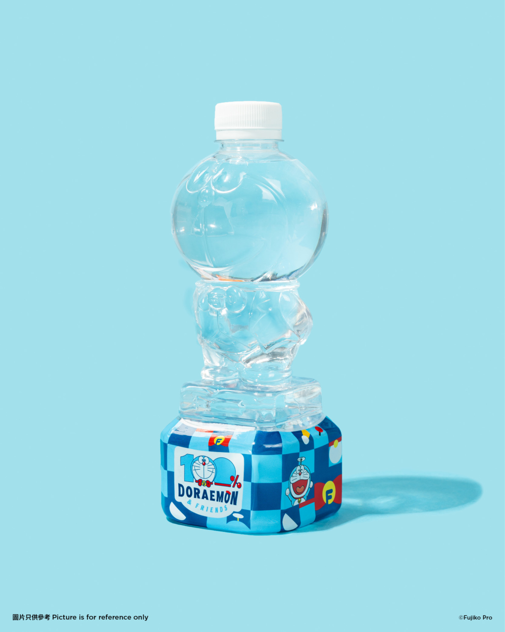 特別以多啦A夢外型打造的紀念品支裝水