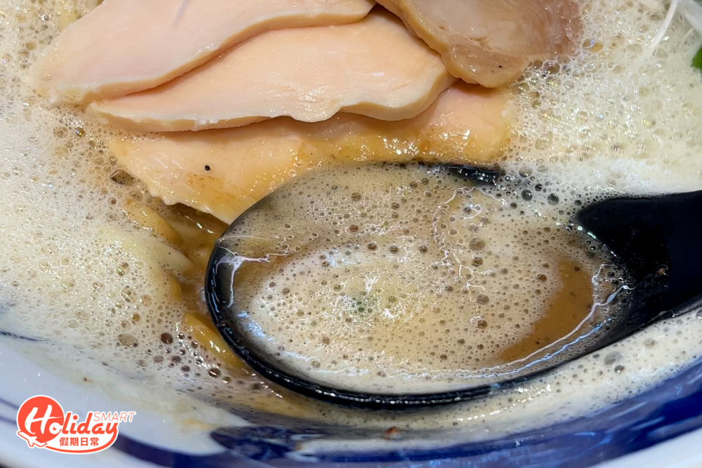 另一碗點的黑蒜雞白湯拉麵,單看名字已經覺得這個組合非常新奇,但食落味道卻比想像中更夾。