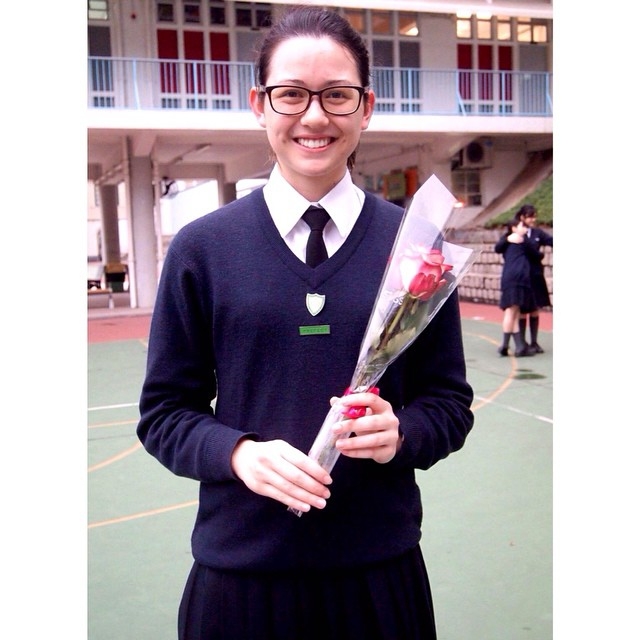 何詩蓓從幼稚園到中學一直就讀跑馬地名校聖保祿，能說非常流利的廣東話。