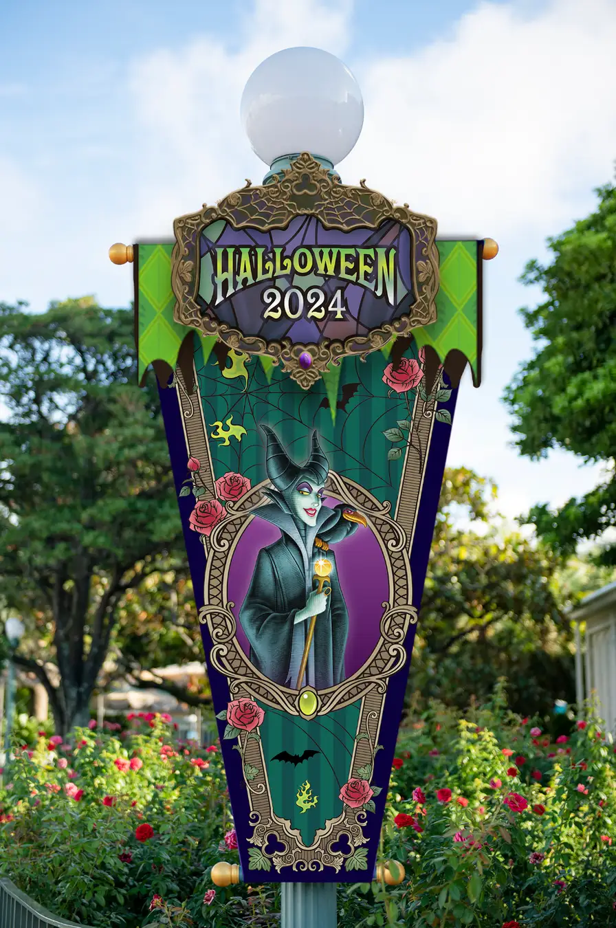 園區的路燈可見萬聖節派對主角們的身影，如黑魔后、庫伊拉等～