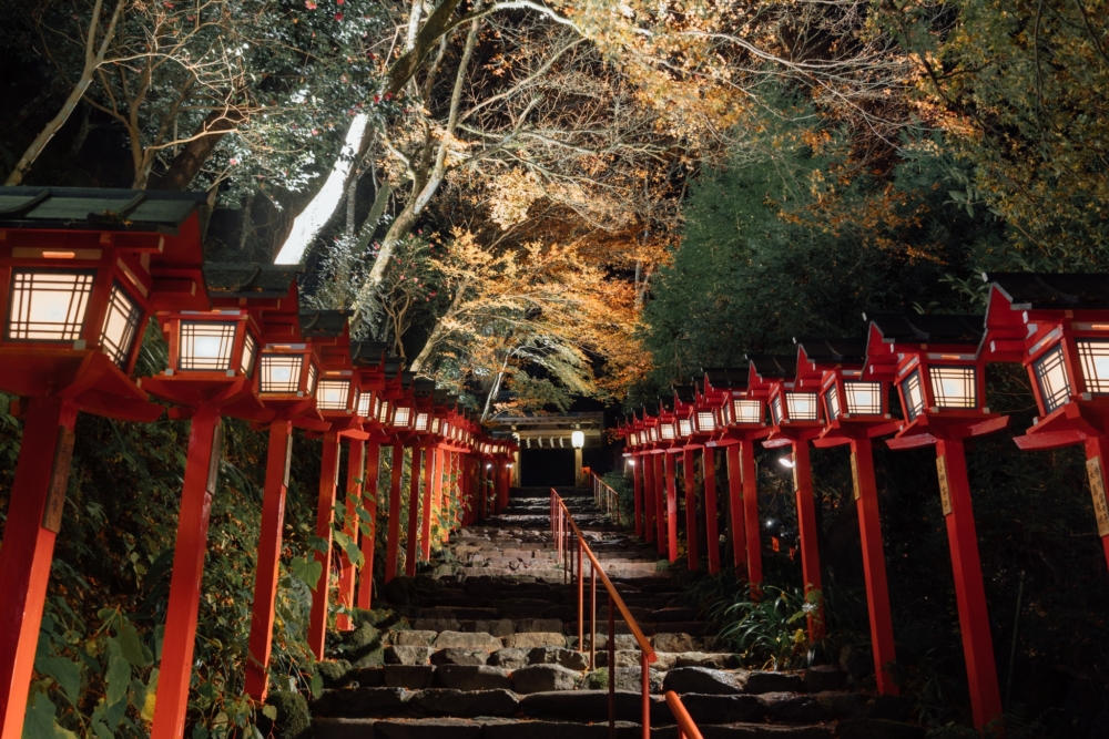 貴船神社的本宮供奉掌管水及與的龍神「高龗神」,最大亮點就是獻燈石階參道!