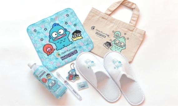 包括有手巾、手提袋、支裝水、牙刷 、鎖匙扣、拖鞋