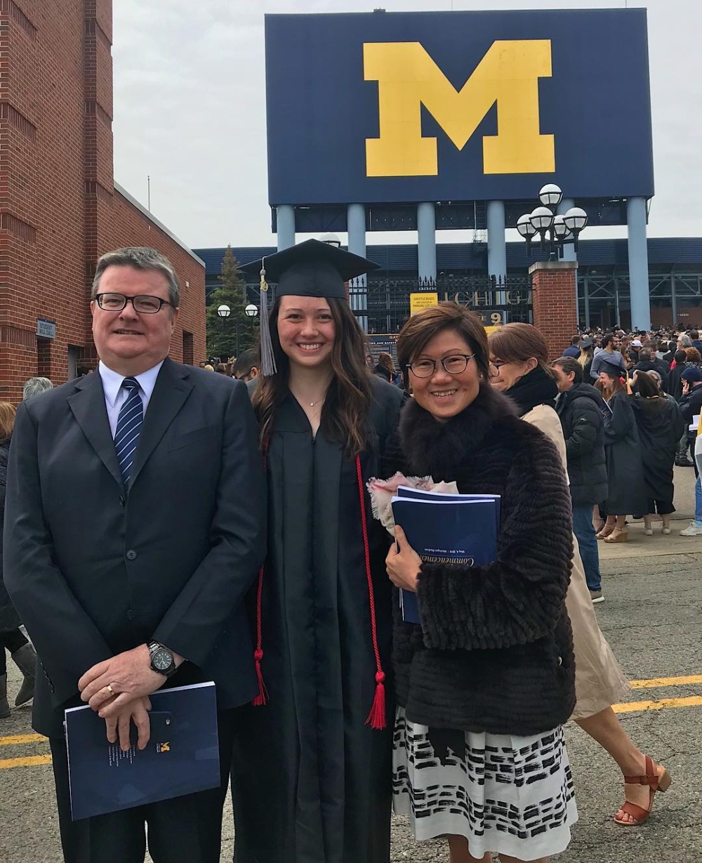 何詩蓓是混血兒，爸爸是愛爾蘭人；媽媽是香港人。