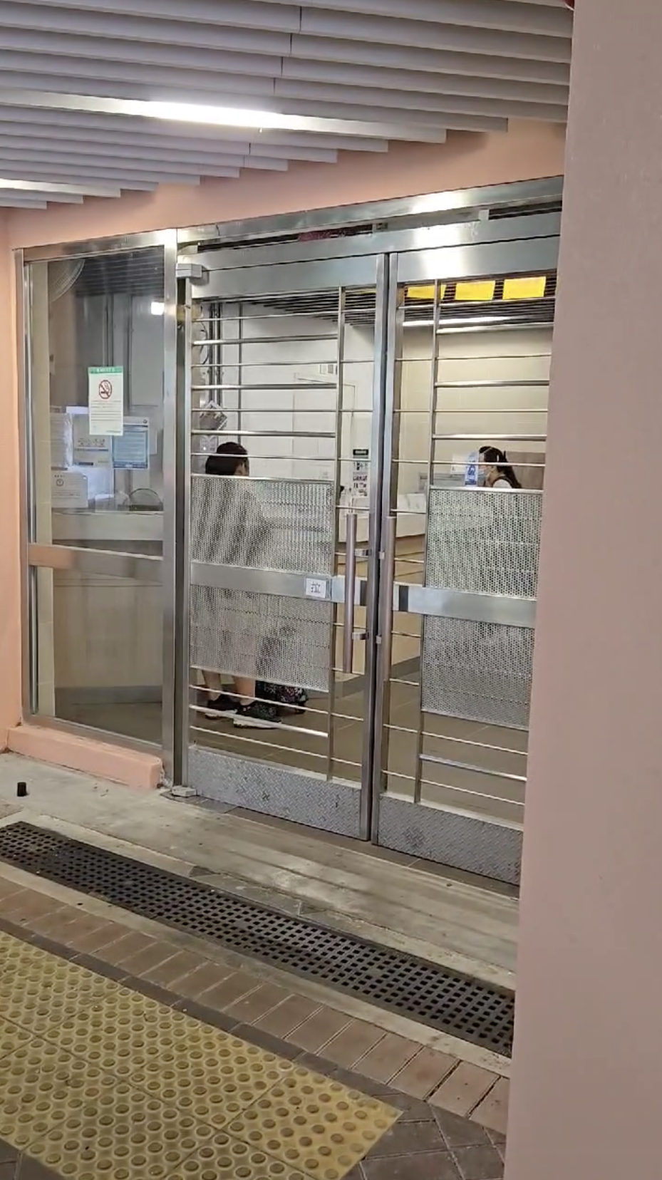 有網友撞見何太喺屋邨大堂與保安起衝突，何太疑失控怒斥保安。