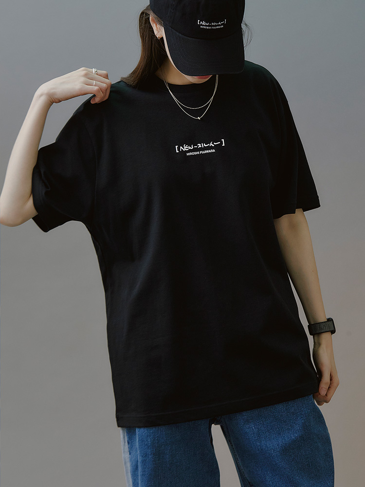 NewJeans x Hiroshi FujiwaraCOLLER T-SHIRTS VER.1 (黑) （備有 L 及 XL 碼） 每件港幣$369