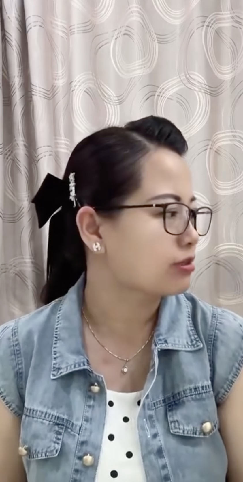 之後何伯更老淚縱橫,何太直言:「你無能力就要認㗎啦!」