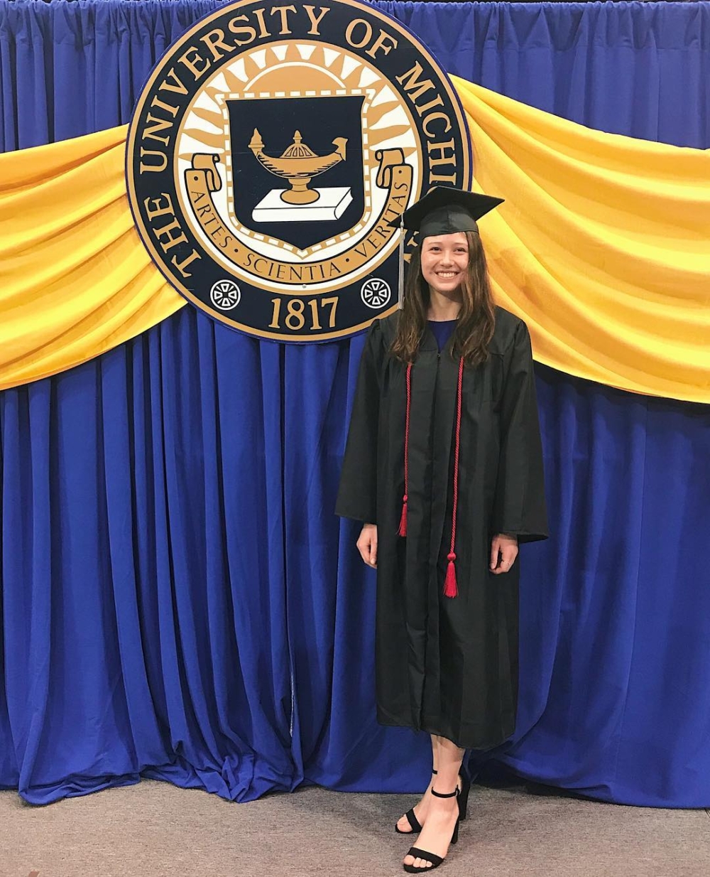 何詩蓓赴美國密芝根大學主修心理學，並於2019年畢業。