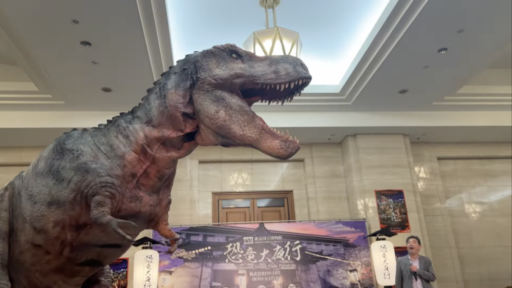 機械恐龍還原度超高，外觀及活動模樣十分逼真、自然！