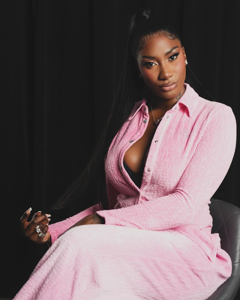 法國著名流行歌手ya Nakamura據悉受到法國總統馬克龍邀請，在巴黎奧運開幕式上表演獻唱法國國寶歌手Edith Piaf的經典歌曲。