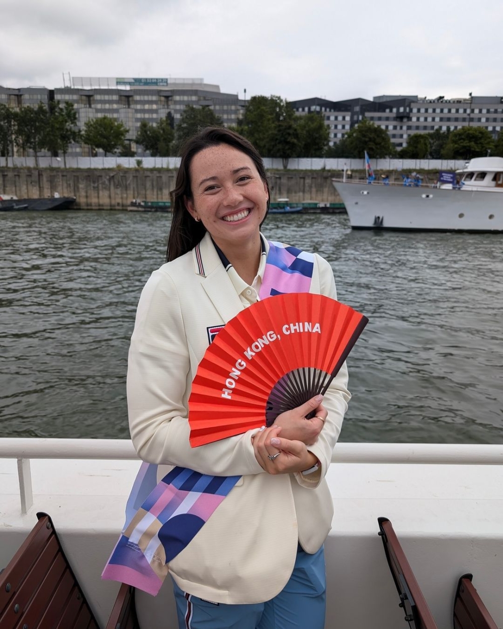 繼2021東京奧運後，何詩蓓在今次的巴黎奧運再次戴上特製的銀色奧運五環戒指。