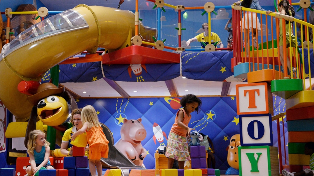 迪士尼探險號的重量達20.8萬噸，可容納約6,700位遊客，船員更多達2,500位，是全球最大、最高級的迪士尼郵輪！