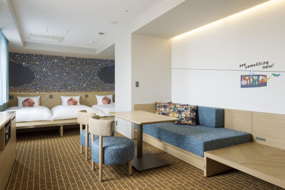 所有客房內嘅設計元素都融合咗函館嘅特色，例如水藍色嘅海洋沙發、點點漁火嘅閃亮燈光