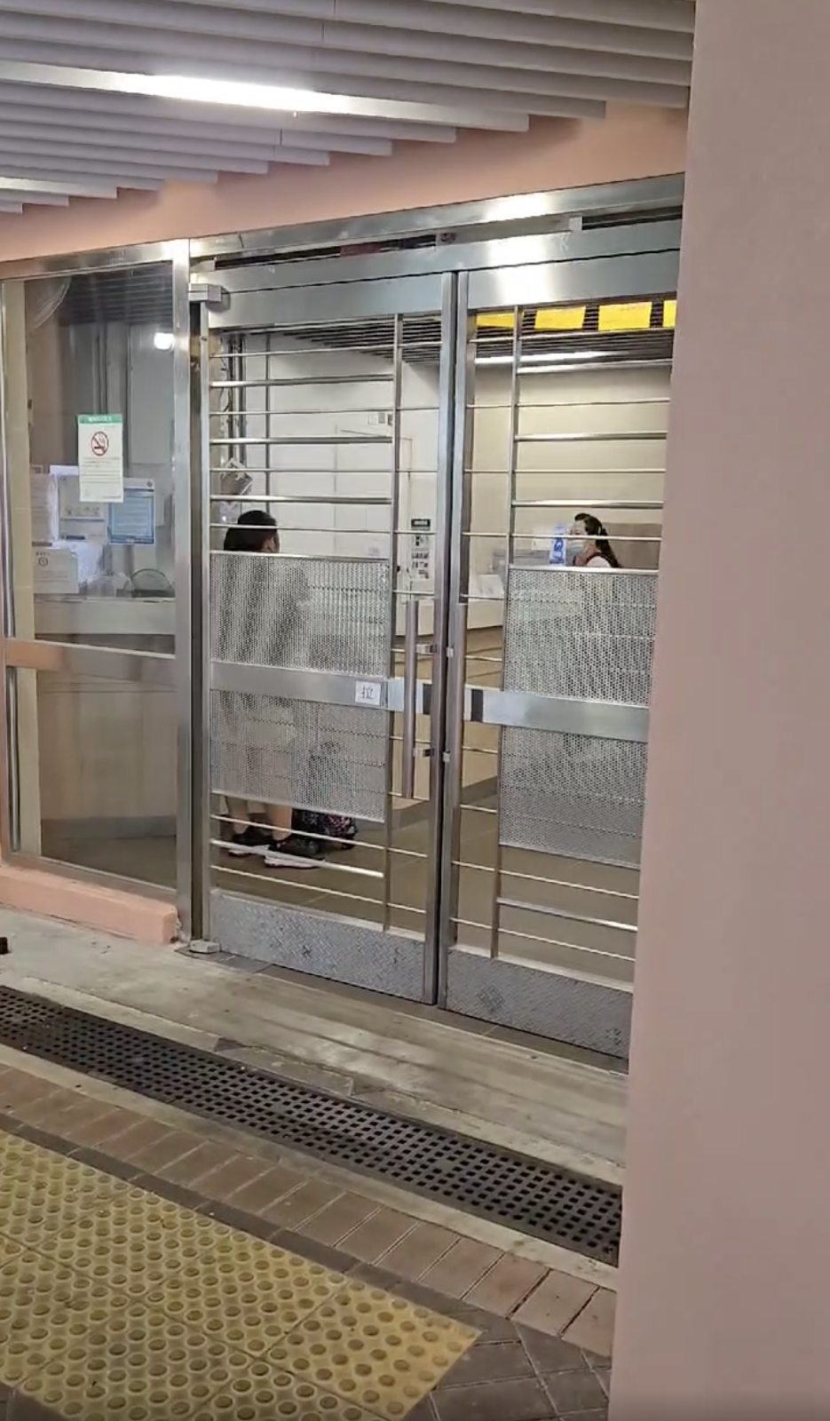 從網友分享嘅影片可見何太聲音非常之大，情緒激動，但由於拍攝者同佢有一段距離，加上何太半鹹淡廣東話，所以未能清晰聽出佢講緊咩。