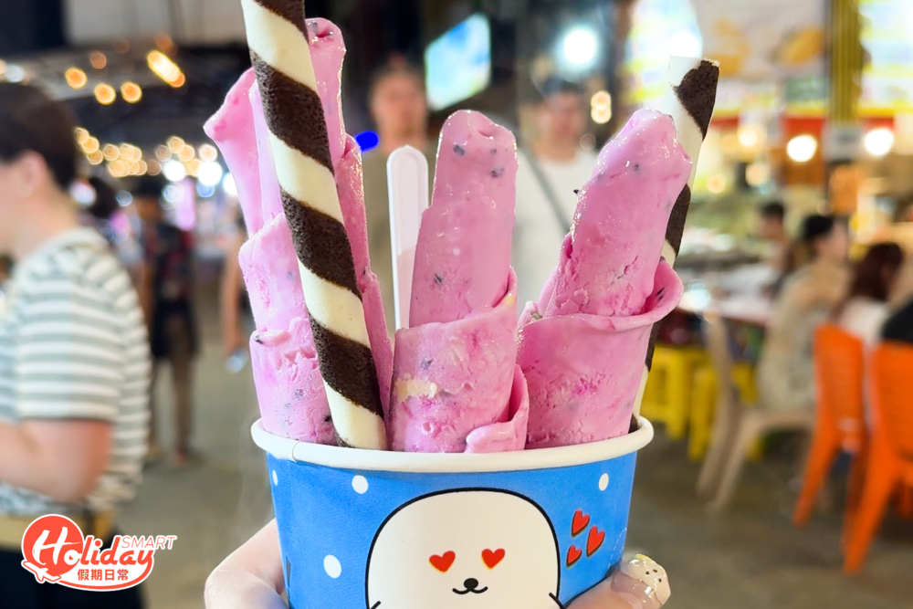 泰式炒雪糕有不少水果味道可以選擇（港幣$17），記者點了火龍果味。