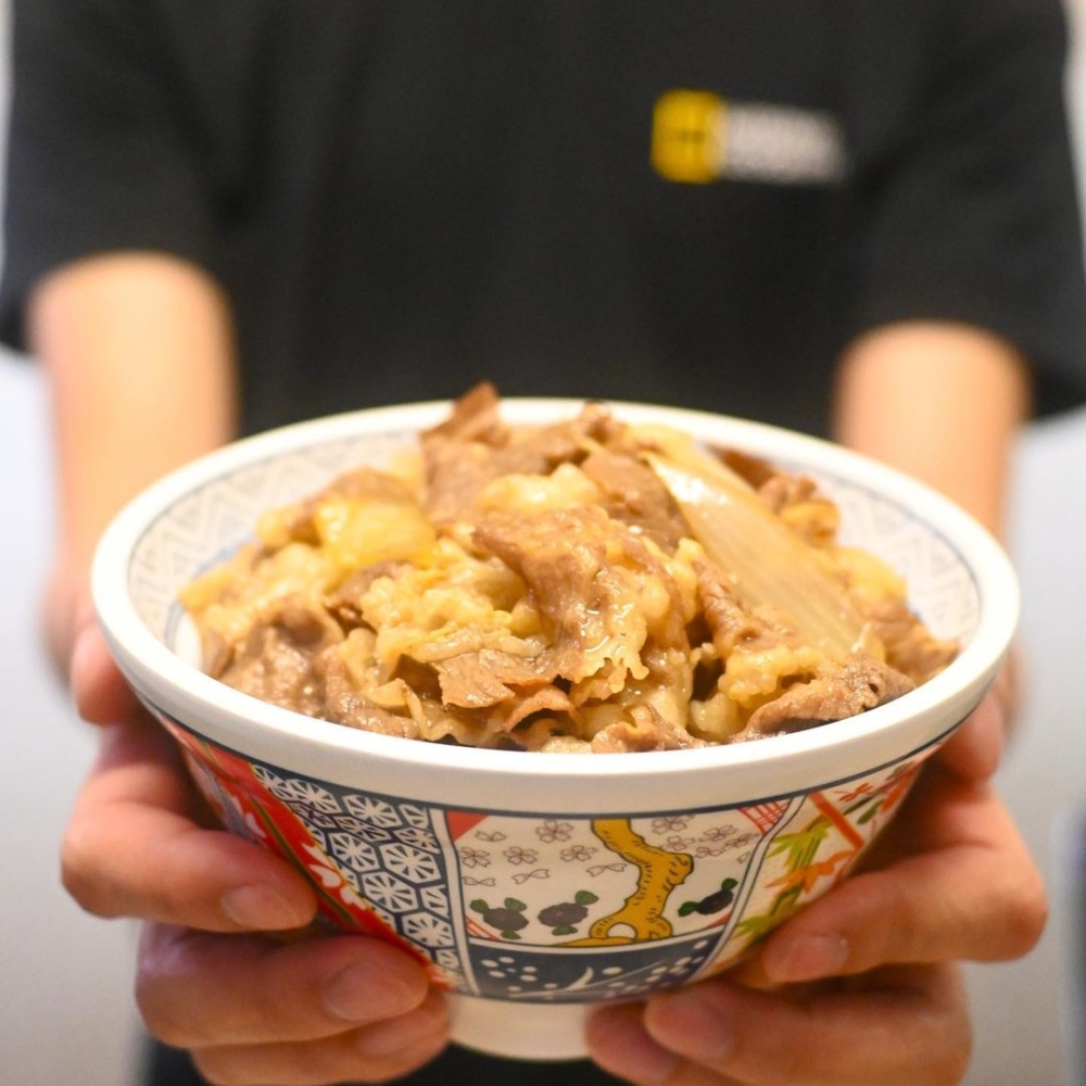 牛丼家3大皇牌丼飯:牛魔王飯、當家牛丼、鹽醬汁豚肉飯。其中當家牛丼價錢最親民,只需$48