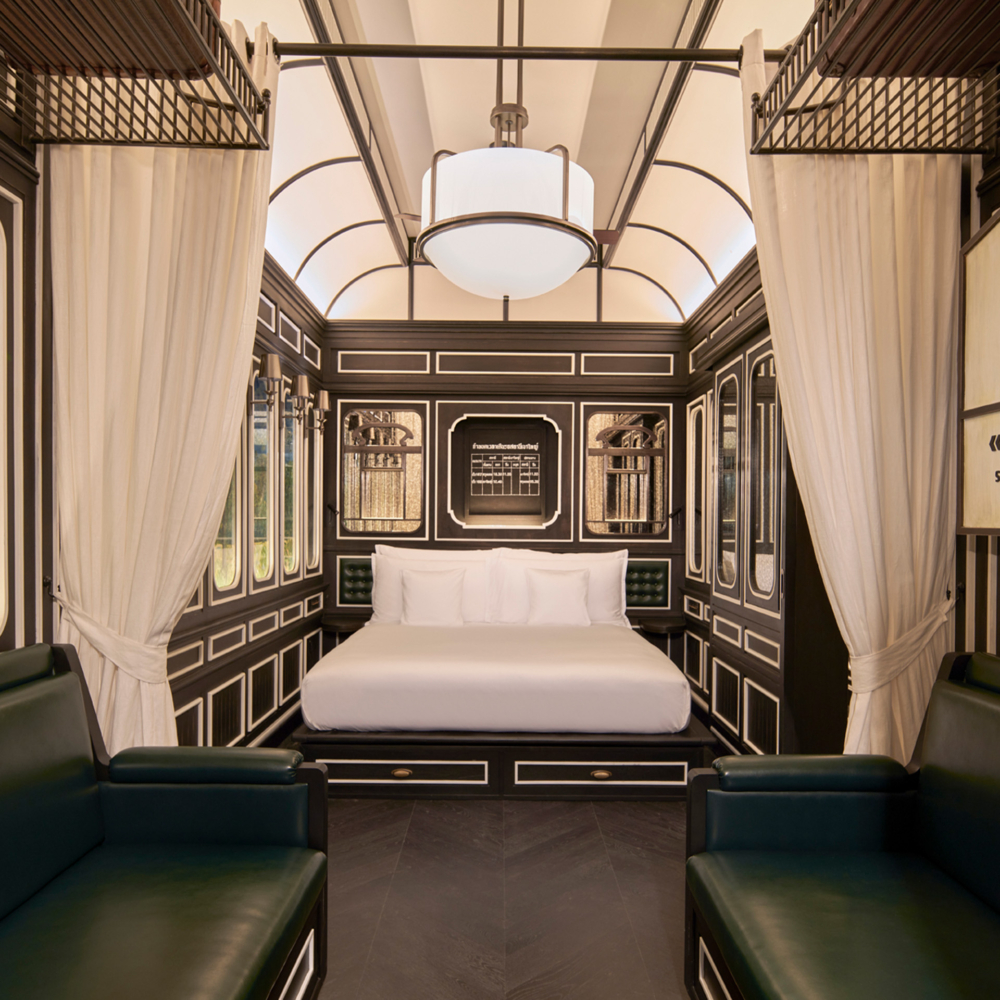 房內設置大理石淋浴間、安裝在天花板上的行李架以及客房兩端的日式床墊等。