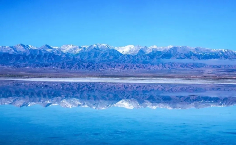 晴天時茶卡鹽湖倒映出藍天白雲同雪山,風景美不勝收!