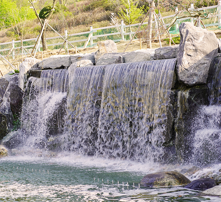 水上花園」就能讓大家在清涼的瀑布中享受療癒的樂趣