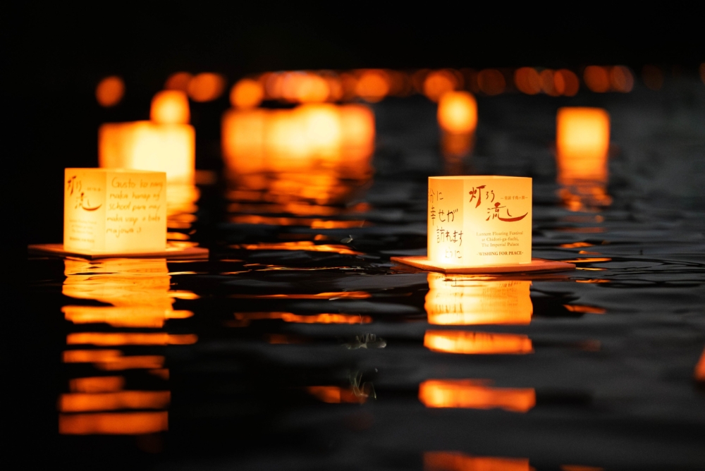 放水燈是日本傳統活動，將燈籠放入河流或大海漂流，以哀悼逝者靈魂，亦是表達對逝者的思念～