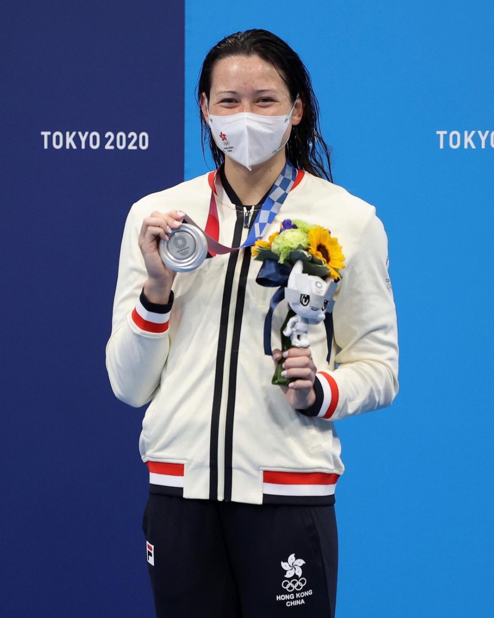 何詩蓓在東京奧運更奪得女子100米及200米自由泳兩面銀牌，創下首位香港運動員在同一屆奧運獲得超過1面獎牌，亦是首位代表香港的奧運游泳獎牌得主！