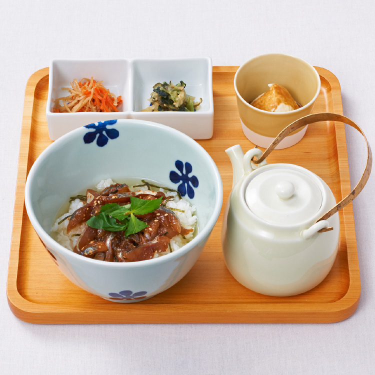 烤竹莢魚配海菜醬油高湯茶泡飯。