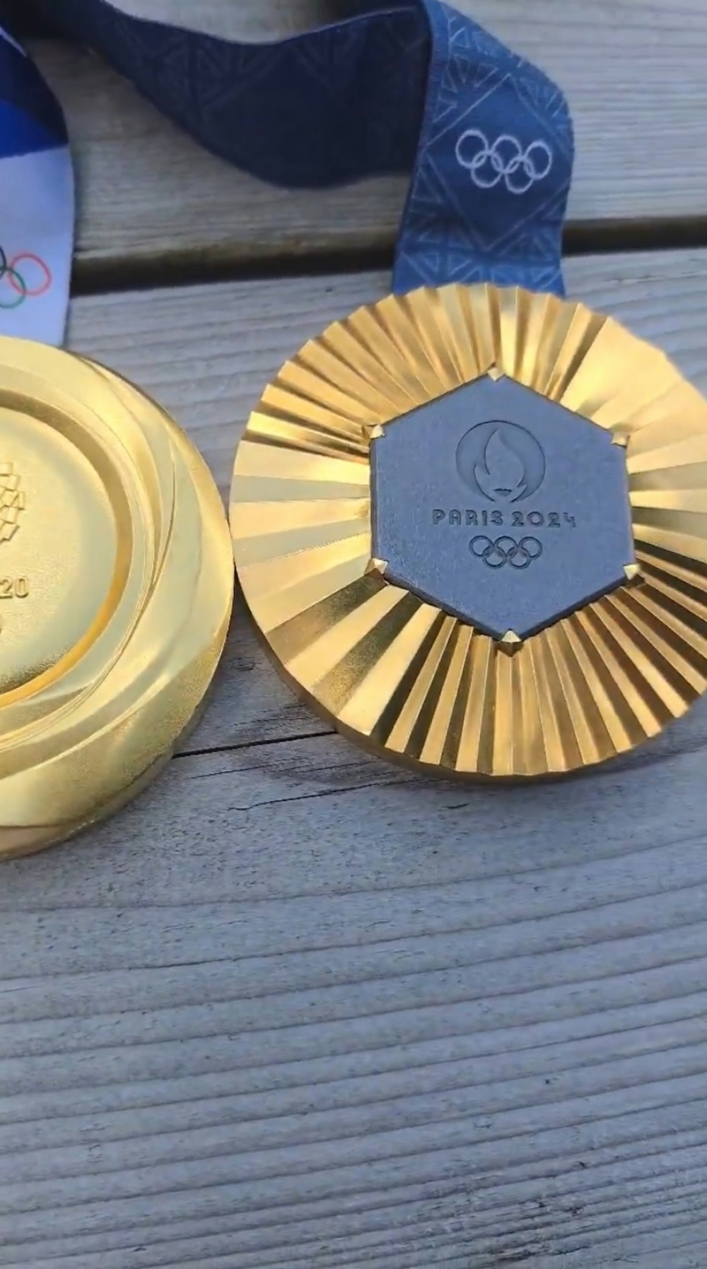 金牌看起來像是被曬傷一樣，成色甚至有點像銅牌。