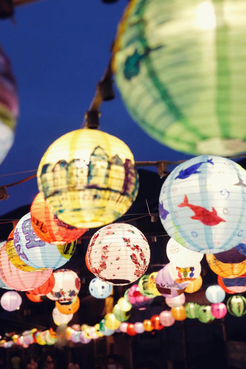 在大澳街道的各個角落掛上逾千個由當地居民親手繪畫的手作彩繪燈籠～