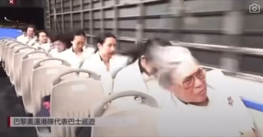 運動員一行人登上開篷巴士不久後，隨即便遇上風雨