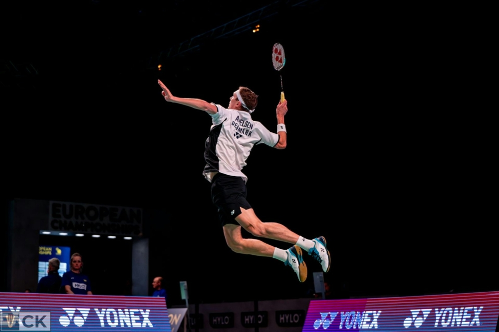 近日今屆羽毛球男單金牌得主丹麥球王安賽龍，就直接拿上屆東京奧運金牌與今年巴黎奧運金牌拍片作對比！