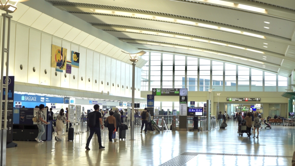 沖繩那霸機場出市區有多種交通方式，包括單軌列車、巴士及租車等。