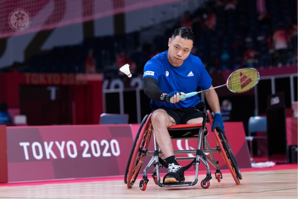 羽毛球以運動員的活動範圍、肌肉力量、平衡和球拍的操控等能力鑑定，分為6個級別：輪椅組（WH1及WH2組）；站立組則有下肢組（SL3及SL4）、上肢組（SU5）及短肢組（SS6）。