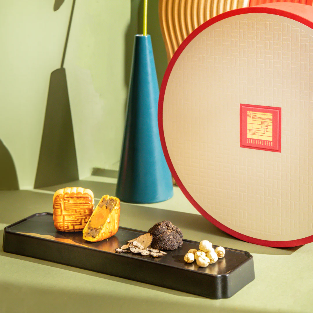 香港四季酒店黑松露單黃白蓮蓉月餅。