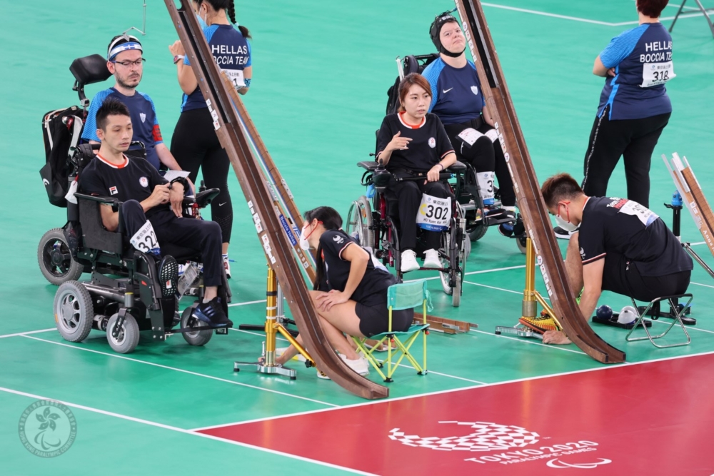 硬地滾球根據運動員的殘疾程度及類型分為4個級別：BC1、BC2、BC3及BC4，並且比賽規則根據分級而不同。