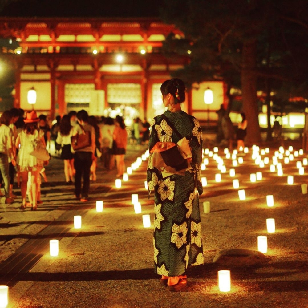 「燈花」是指蠟燭燃燒後捲曲形成花朵盛開形狀的燭芯，被認為是吉祥的象徵，相信會給人帶來好運！