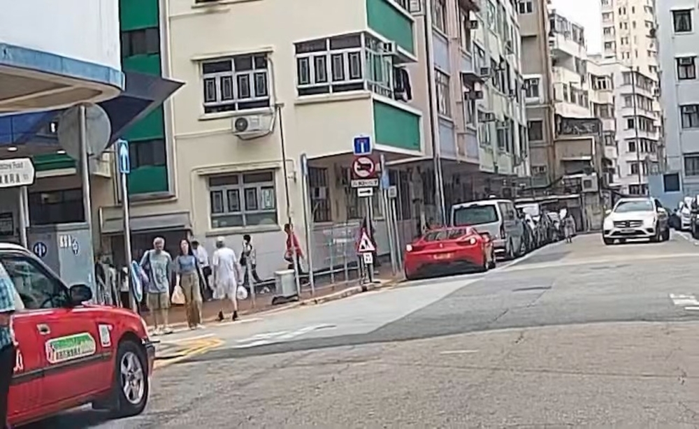 193駕著一輛法拉利在土瓜灣美善同道與江蘇街交界、近港鐵土瓜灣站對開路邊倒車