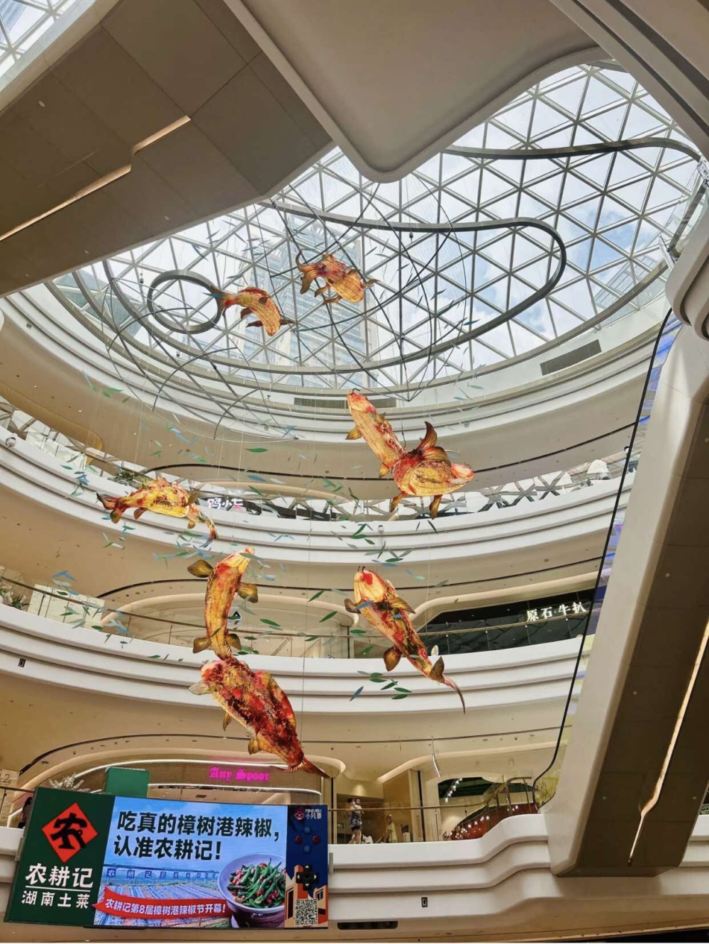 商場設計融入大量大自然元素，3個中庭分別以水、木及花為靈感，打造大海、森林及花園等主題空間，處處都是打卡位～