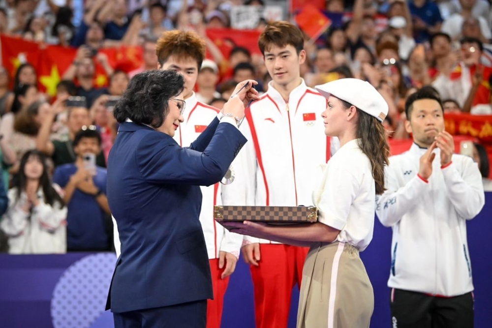 網友發現當日頒獎嘉賓,竟神撞樣電影《食神》中飾演「味公主」的薛家燕!