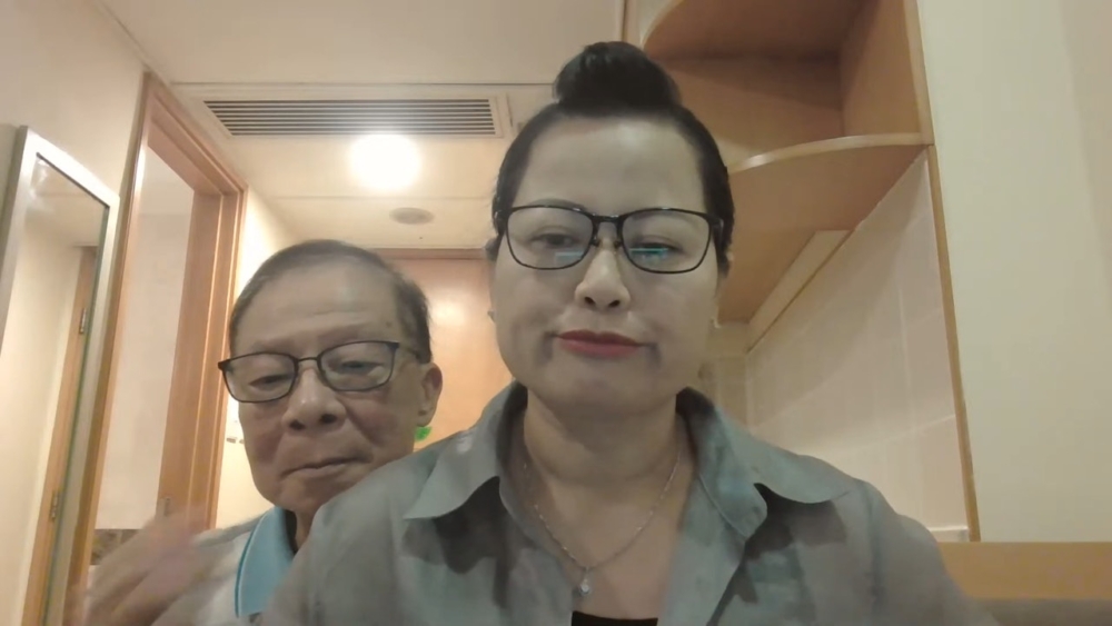 二人同時亦質疑，不解酒店為何在不接受他們訂房後要報警