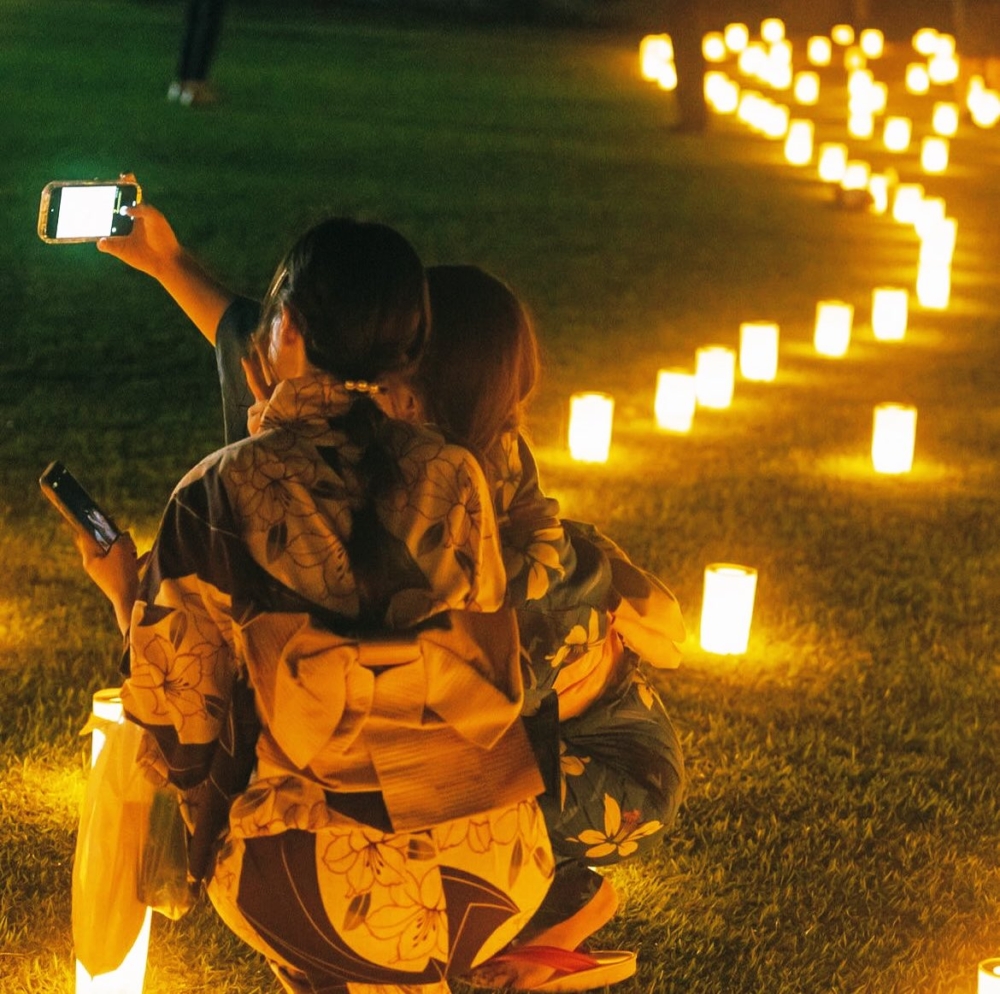 奈良燈花會期間還設有各式各樣的特色美食攤位、日本傳統表演及手工藝品市集～