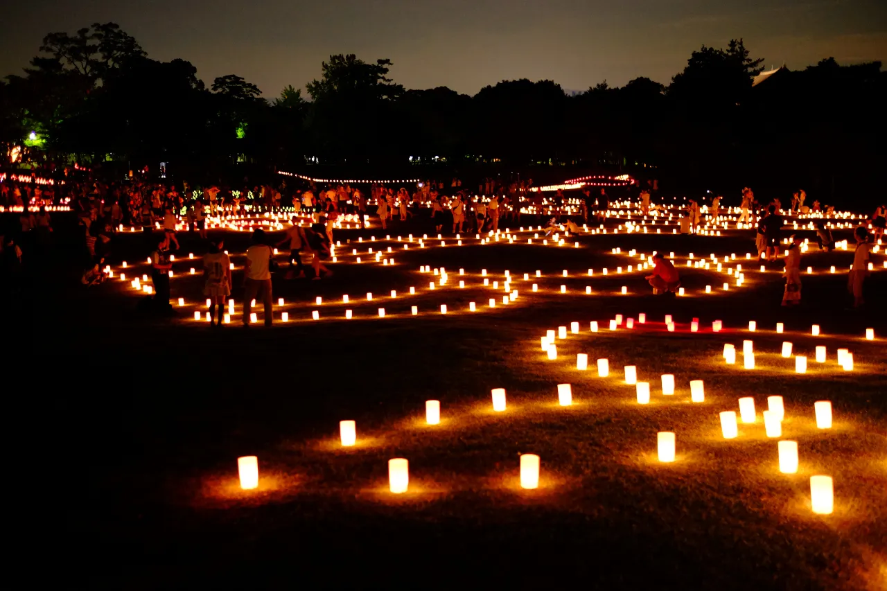 「奈良燈花會」於8月5日至14日在舉辦奈良公園一帶，長達10天。