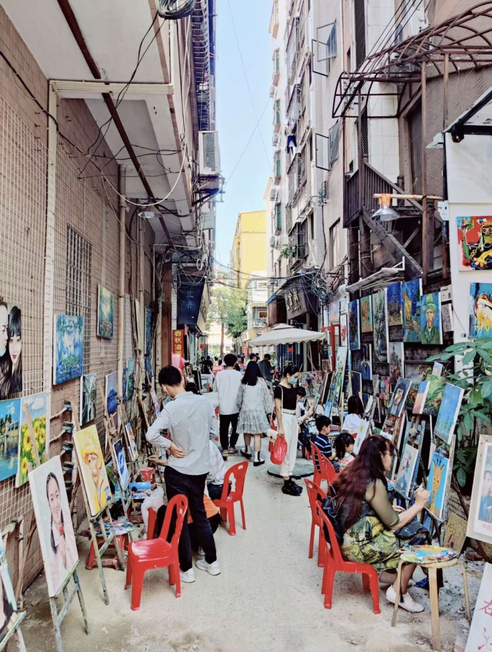 大芬油畫村街邊就能觀賞現場畫油畫的過程，更提供油畫及陶藝工作坊，有專人指導，完成後可帶走作品～