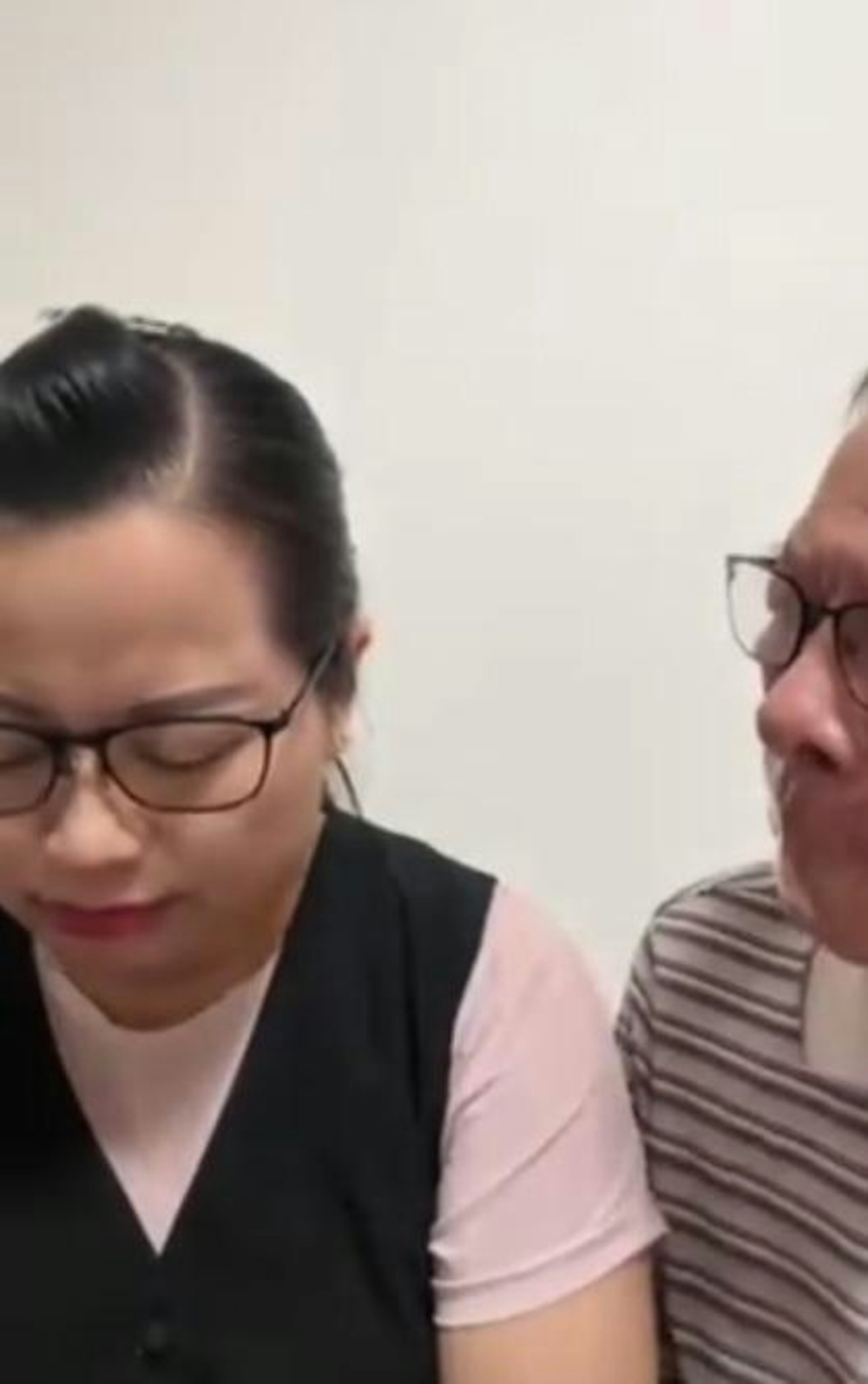 何伯當時就在一旁被鬧到一邊喊一邊於直播中膠紙封嘴