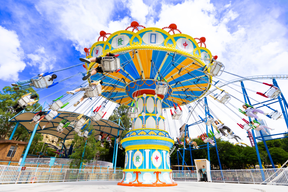 歡樂谷設有9個主題區，「歡樂時空」則最刺激好玩，設有多個高空、高強度的機動遊戲設施！