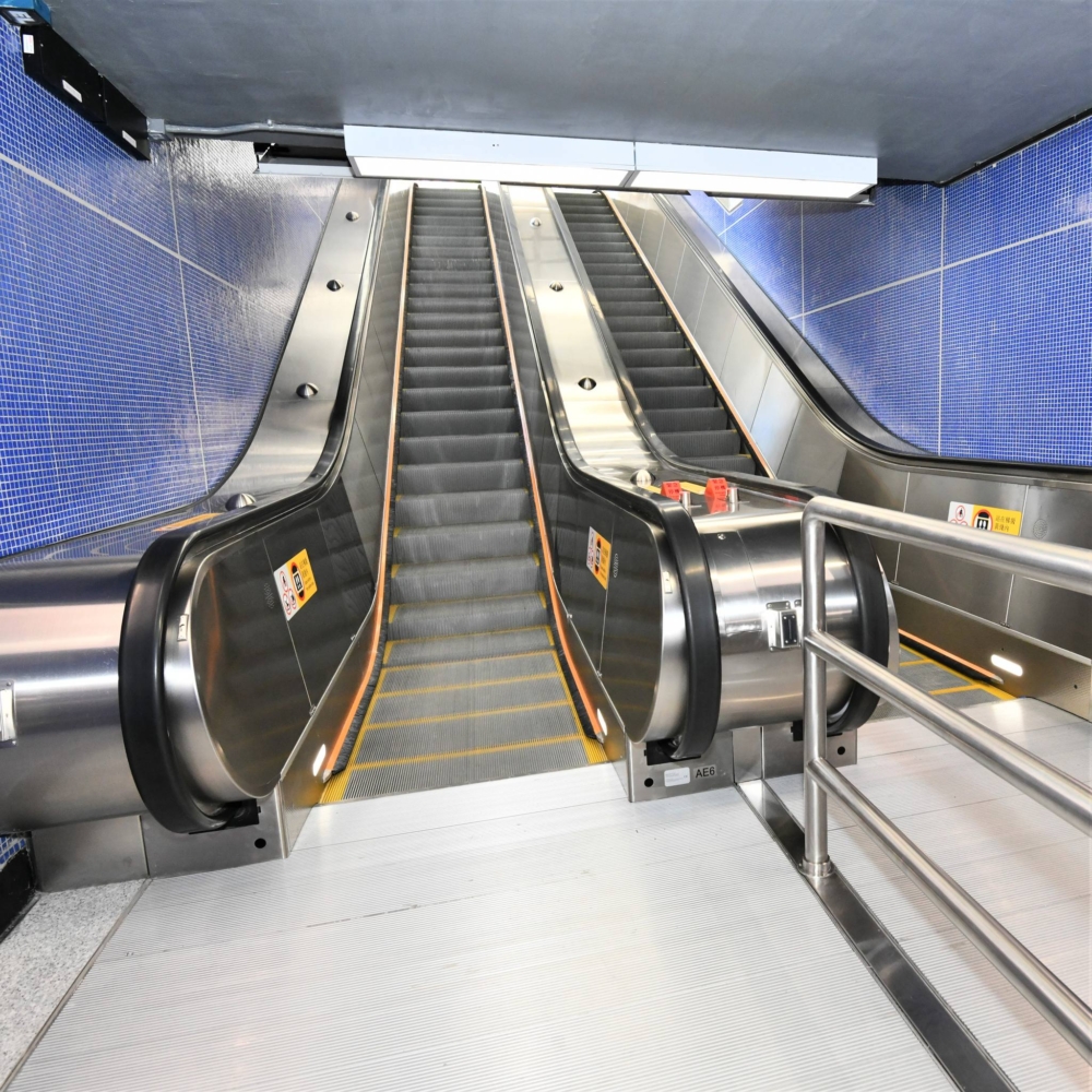 有網民認為「左行右企」是社會默認的規矩