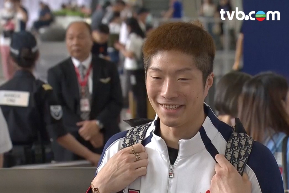 張家朗出閘後不斷向大家揮手致謝毫無架子