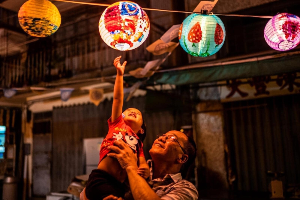 在眾多手繪燈籠中，於指定時間1小時內完成尋找指定10隻「貓」花燈，並拍下認證照，每週最快完成者有禮物！